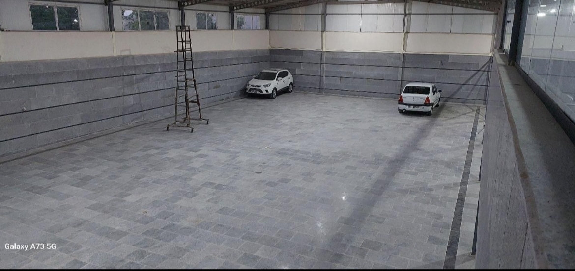 فروش ۱۰۵۰ متر با ۵۵۰ متر سالن در احمدآباد