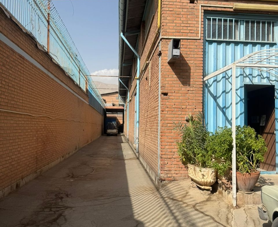 اجاره ۳۰۰ متر سوله قفسه بندی شده ۴۰۰ متر محوطه جهت انبار دارو و ارایشی بهداشتی